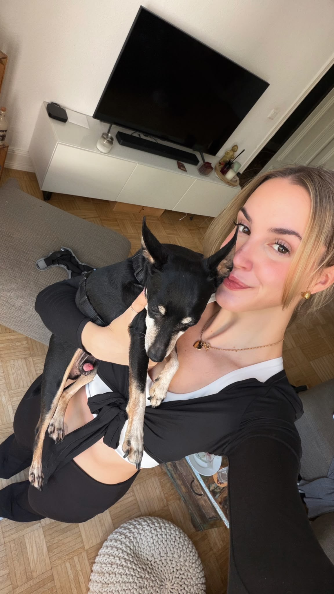 Jasmin mit ihrem Hund auf dem Arm
