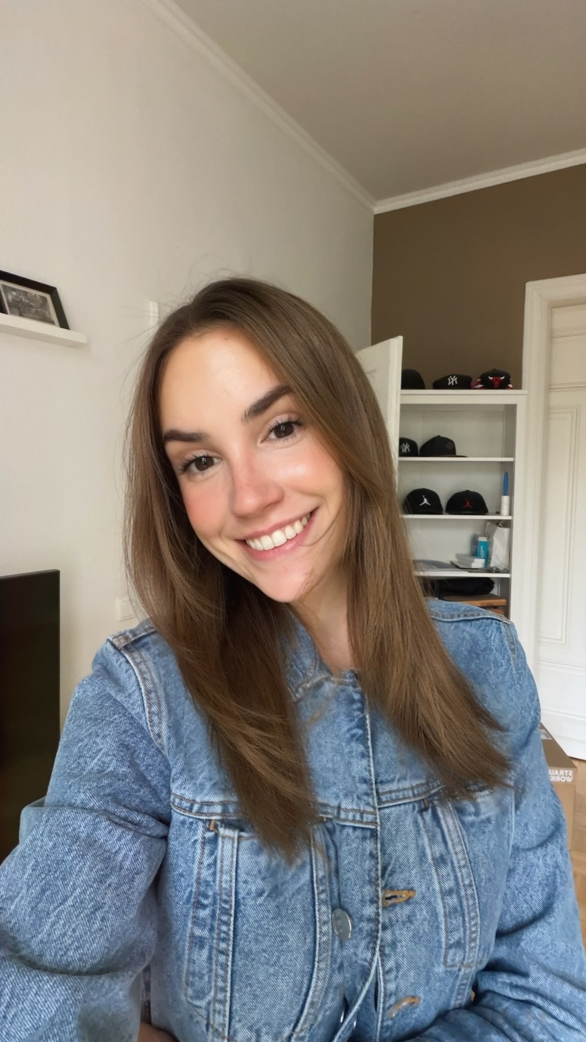 Jasmin lächelt in einer Jeansjacke